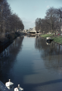 803619 Gezicht op de Stadsbuitengracht te Utrecht, vanaf de Bartholomeïbrug, met op de achtergrond de in aanbouw zijnde ...